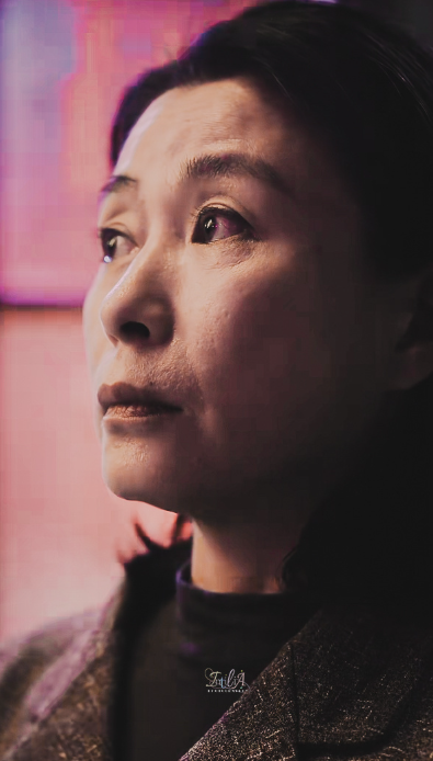 她演出了角色表面的平静与内里的暗流涌动，每一个眼神都藏着故事。这种高级的表演，让