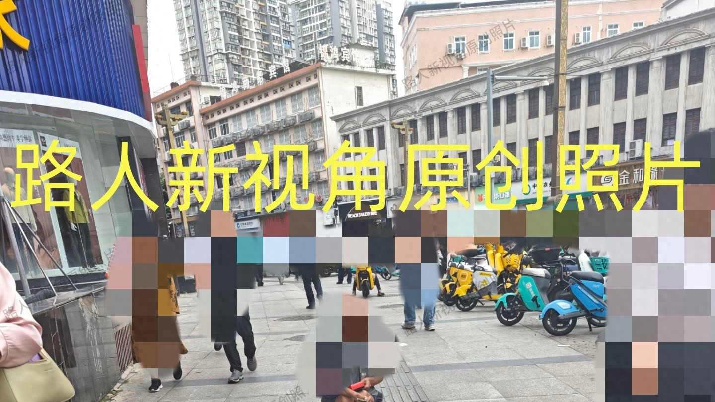 南充市中心的五星花园繁华地段上，疑似残障人士蹲地乞讨
