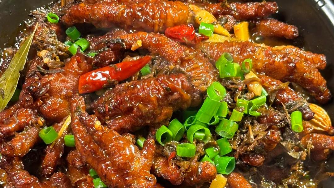 秘制鸡爪年糕煲，味蕾的新享受，香糯可口！一口一个满足感爆棚！