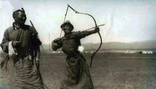 在古代，最完美的冷兵器究竟是长枪还是弓箭？
冷兵器时代最完美的武器究竟是弓箭还是