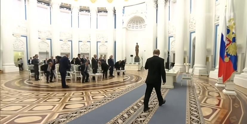 普京回国后，召集核心成员商讨俄乌题。普京去了一趟美国，发现他更放松自信，倒是部下