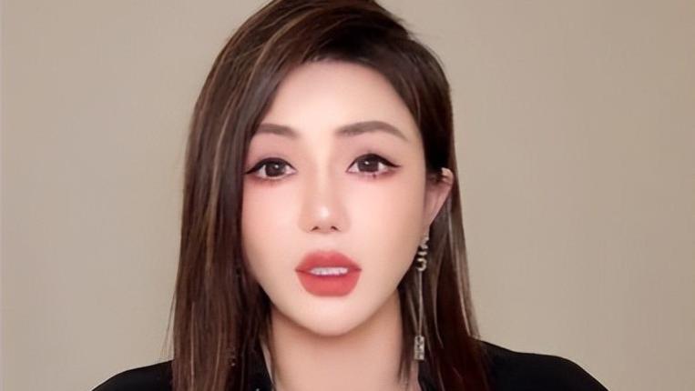 37岁四胎妈花2000万买房，年入10亿的她为何让俩孩子辍学？