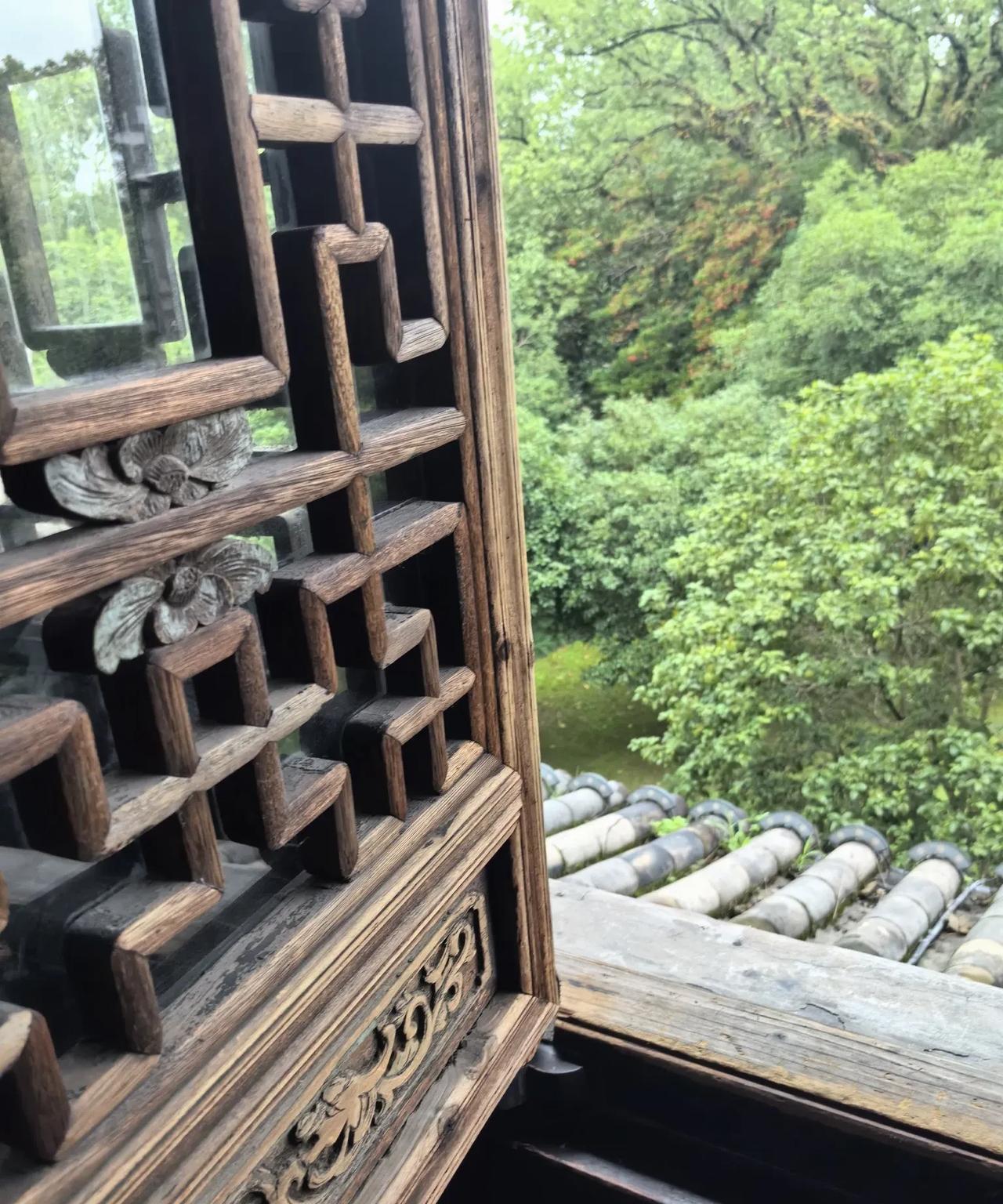 运动能治假病，喝酒不解真愁。夏风未必凉爽，冬暖可储温柔。天涯故事炙人口，咫尺更知