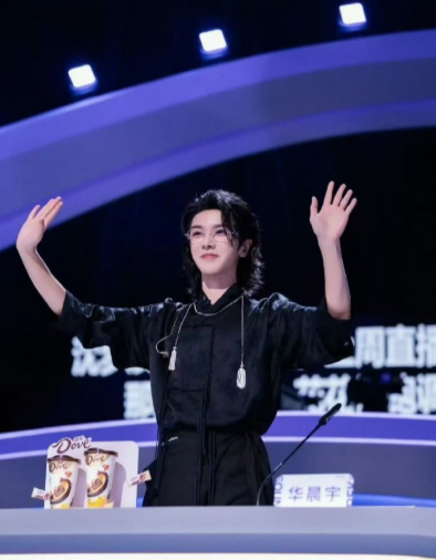 华晨宇一个小指头戳戳，可爱值直接拉满，谁能扛得住 ​​​