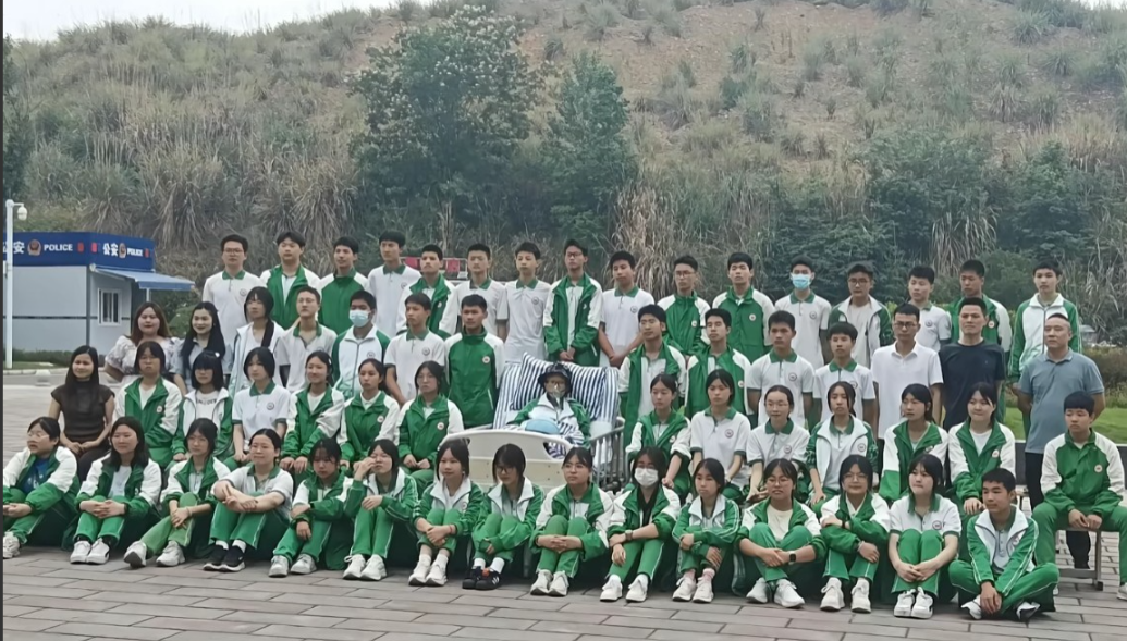 四川南充一中学，全班为了照顾病重住院的同学，自发搬着凳子去医院拍了全班合照。恰同