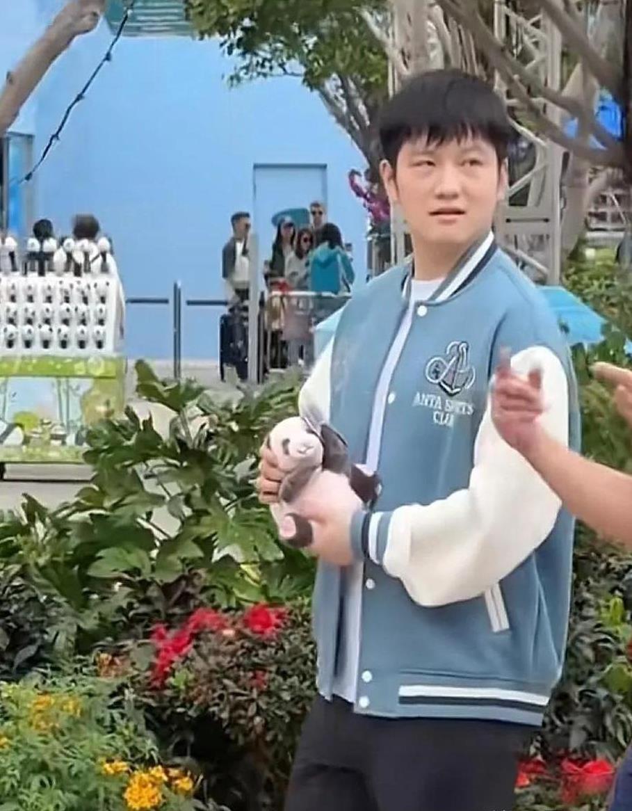 香港海洋公园今日上演追星名场面！
顶流企业家东哥突然空降熊猫馆，原本抱着竹子的饲