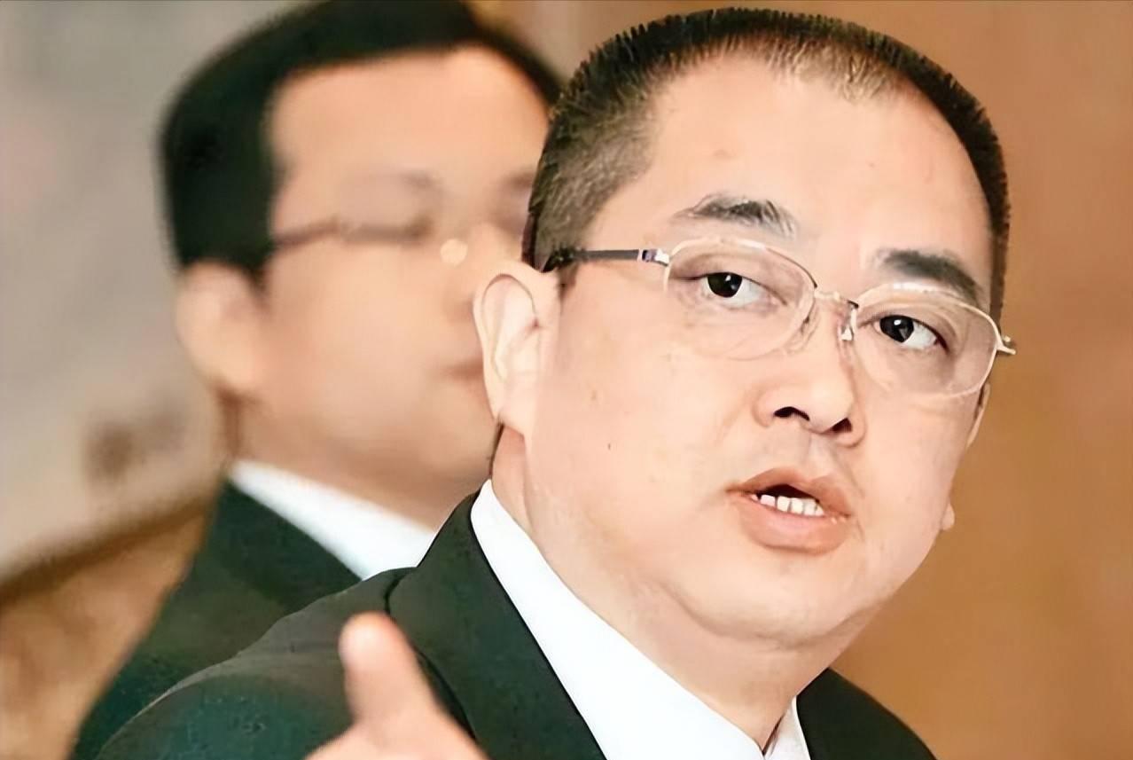 拔萝卜带泥！
逃往美国的恒大“二把手”，邻居竟是另一名潜逃富豪。
随着恒大正式从