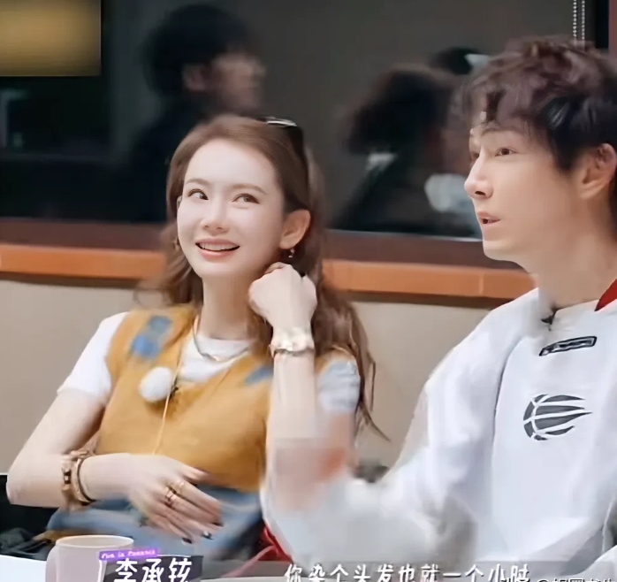 演员李承铉说：“我很不理解戚薇的一个嗜好，但她跟我说大部分女孩子都是这样，可是我