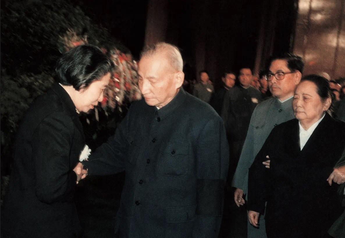 1980年5月17日，陈云在刘少奇同志追悼大会上向刘少奇夫人王光美表示慰问，身后