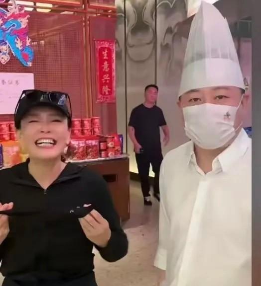 西贝在风口浪尖上，张兰在麻六记的厨房直播现场炒菜！有网友说这波流量又被张兰精准的