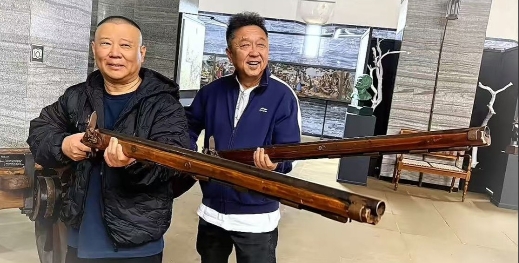 不羡鸳鸯不羡仙，羡慕郭德纲于谦的每一天。
在南非，郭德纲、于谦手持猎枪，并立而站