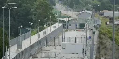 知道这张照片是哪里吗？这就是爱沙尼亚和俄罗斯之间的边境口岸！
已经关闭很久了，现