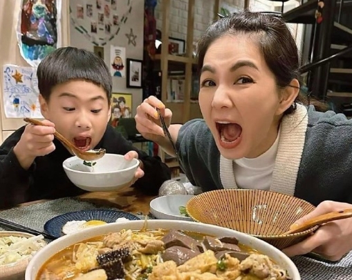 Ella陈嘉桦和6岁儿子吃夜宵，儿子学着妈妈张大嘴，太有趣了！