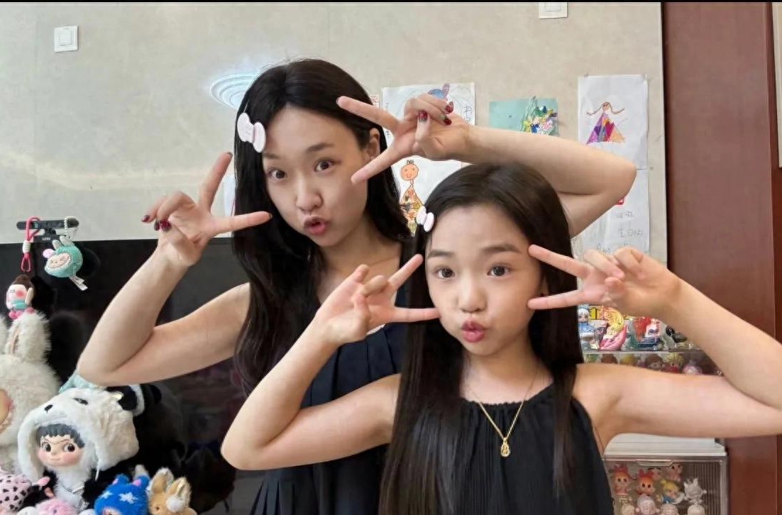 都说管乐和董璇女儿长得像，这下两个人相认了，还真是一模一样