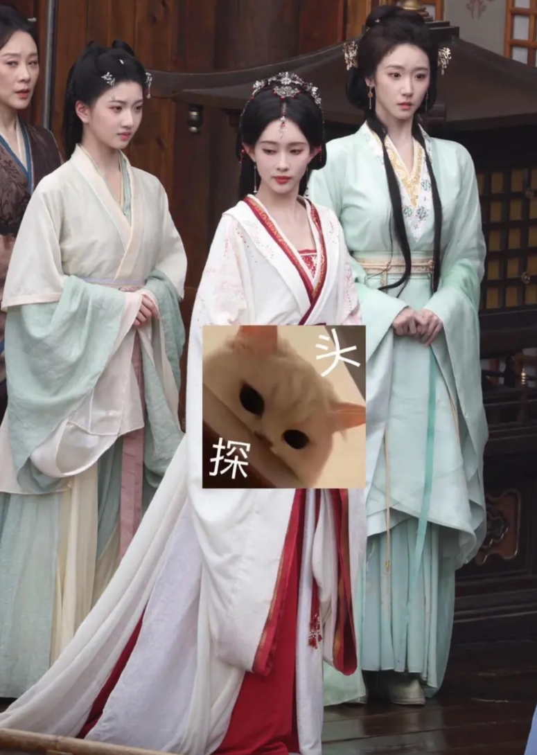 孟子义新剧路透，这是被旁边女配“艳压”了吗？
单看图一，三个女生都好看，但孟和旁