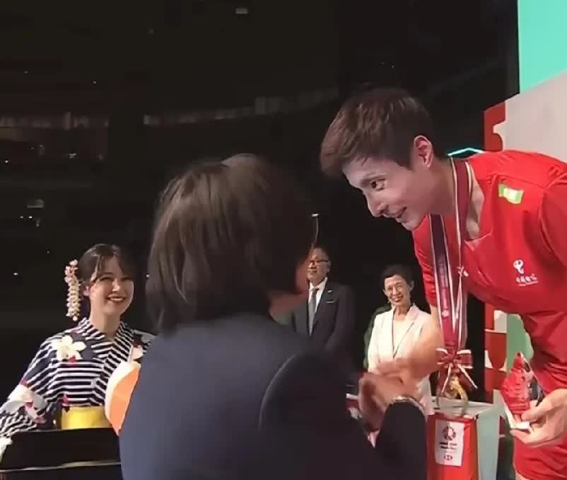 真是可爱欢乐的一幕！

原来让人没想到的是，在日本羽毛球公开赛男单比赛结束后