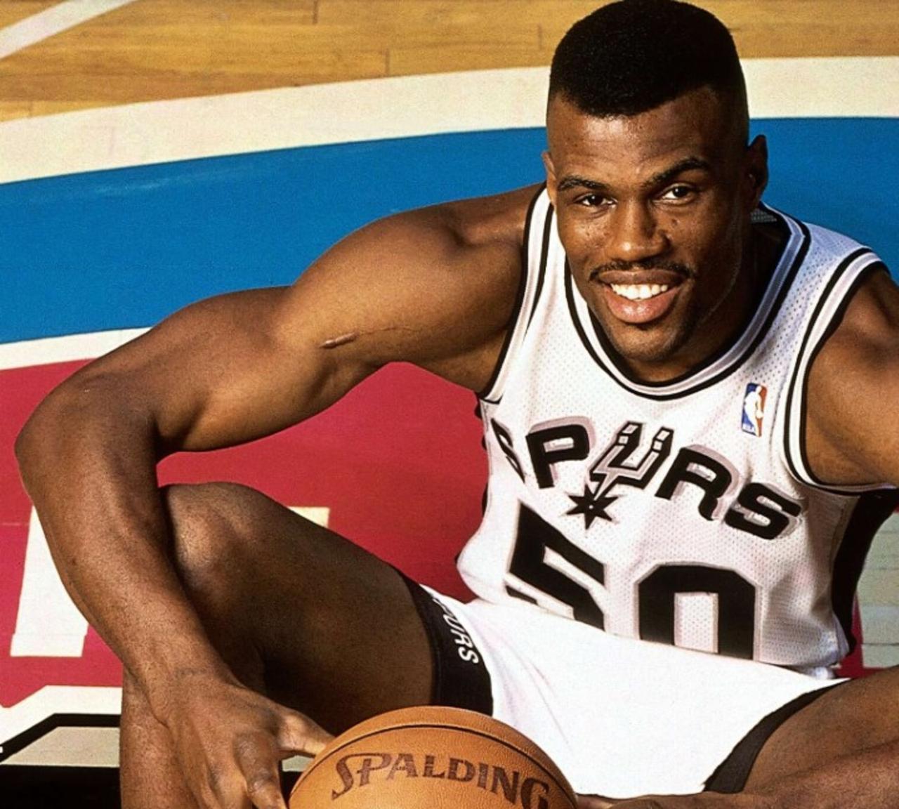一张图带你回到肌肉棒子互抡的时代！
#NBA历史# #篮板王# #罗宾逊# #罗
