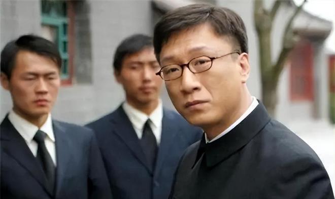 1988年，中国大陆和台湾正式开放探亲。台湾一位名叫叶依奎的地下党，混在探亲队伍
