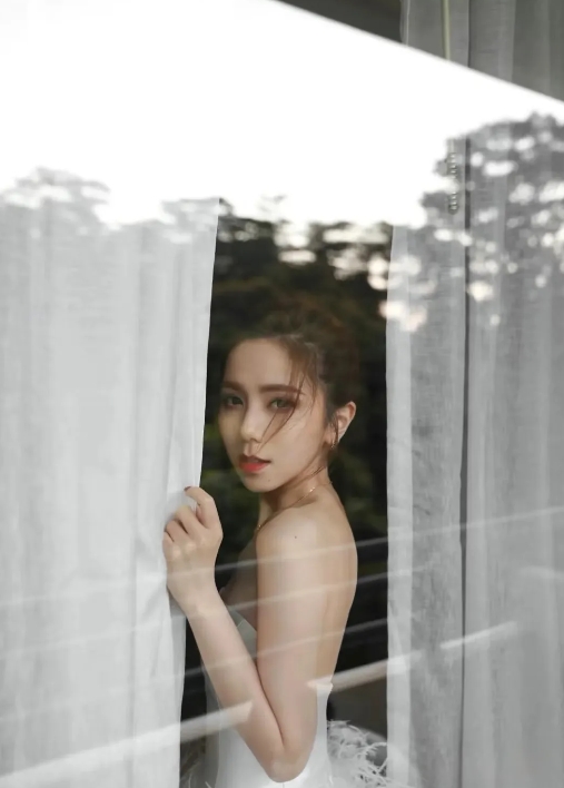 邓紫棋情绪太稳定了吧？
这事搁谁身上能忍啊!
她刚发长文说，不仅不能录旧歌，还已