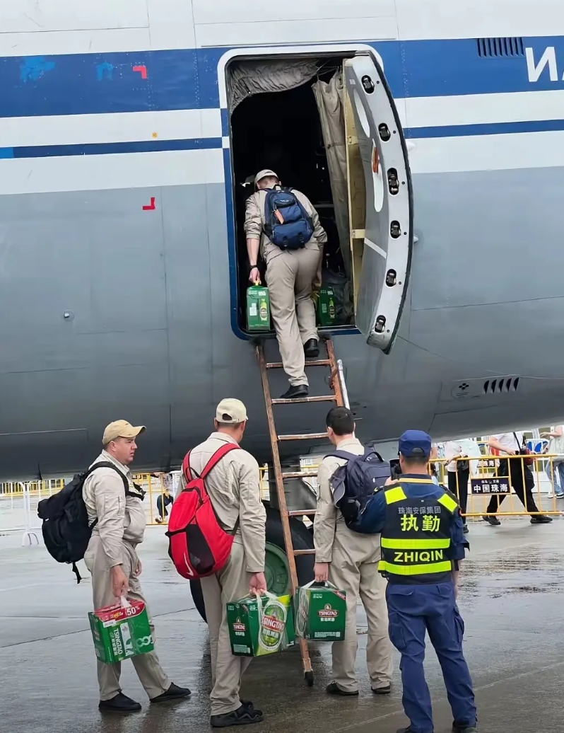 俄罗斯飞行员，在俄罗斯属于高收入，你看他们回国的时候，手里面都提着几箱啤酒，这说