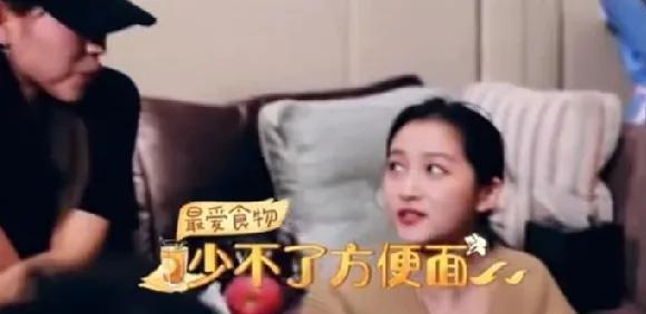 关晓彤：“方便面是我非常爱吃的食物”说完以后还偷偷看一下母亲的神情，希望妈妈能看