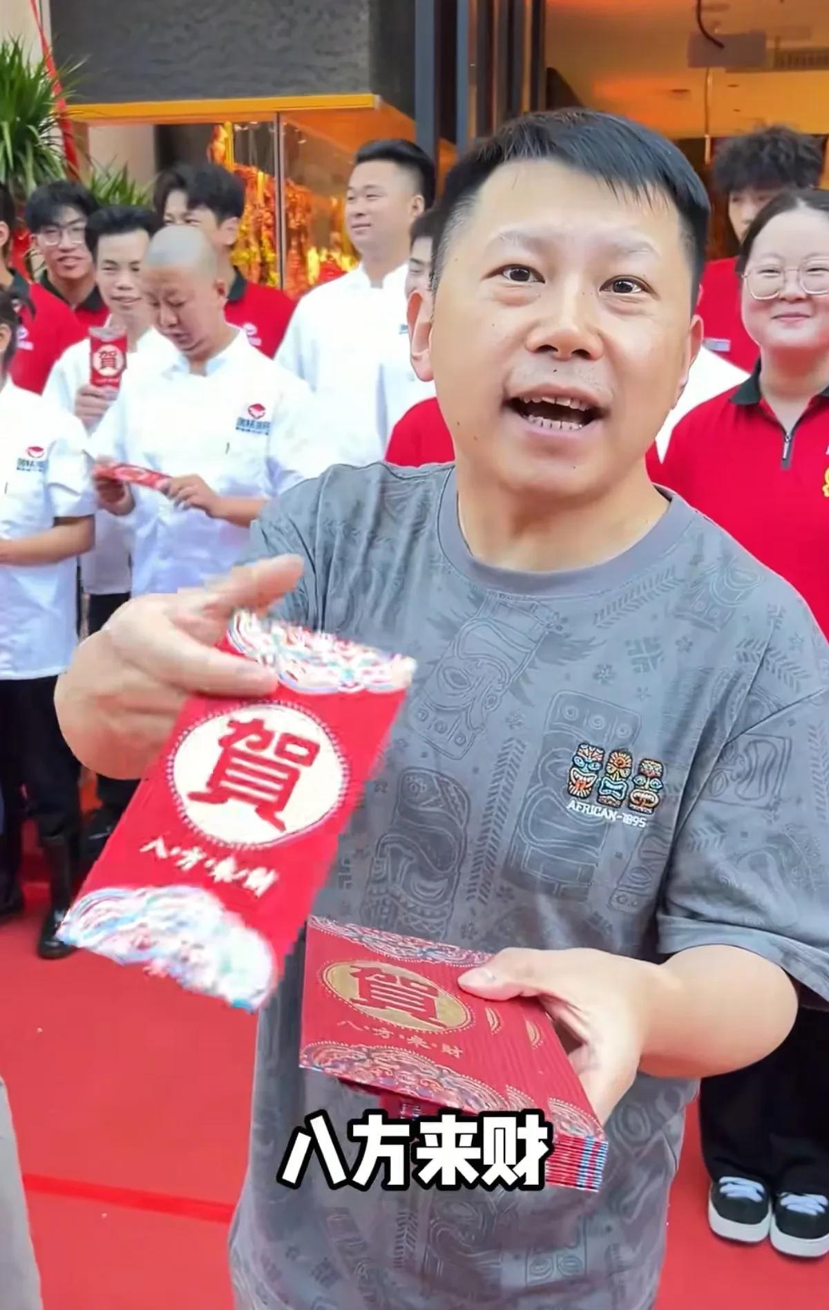 #秋日生活打卡季#何云伟，出席开业庆典，并为醒狮点睛。
何云伟，现在也是全方位发
