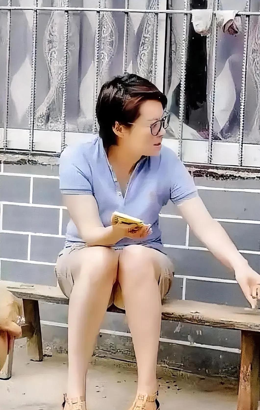 袁立回老家时，刻意去除城市生活中的精致装扮，全身上下一件首饰都没戴，就连穿着也是