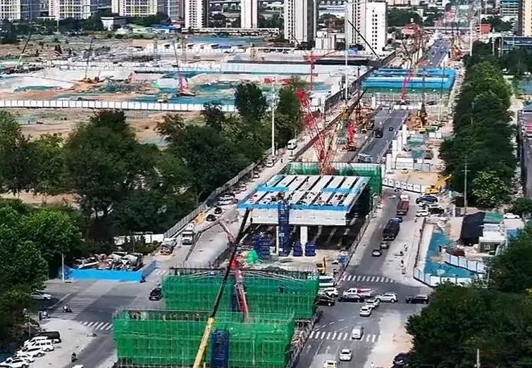 石家庄市和平路高架东延有了最新进展，已经开始铺桥面了，国庆时完成主路通车肯定没问