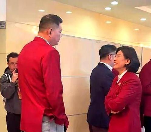 李昕教练网络直播追忆与昔日恋人巩晓彬的浪漫时光！
90年代，李昕和巩晓彬的恋情引