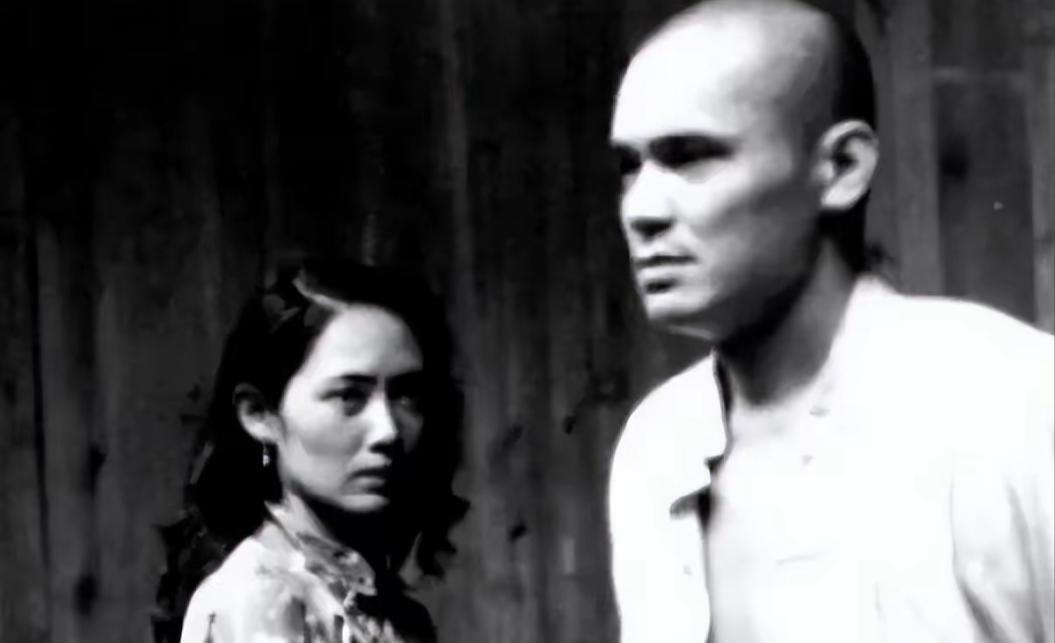 1965年，两个农民上山干活，回来路上，他们发现一块岩石上竟坐着一男一女，两人大