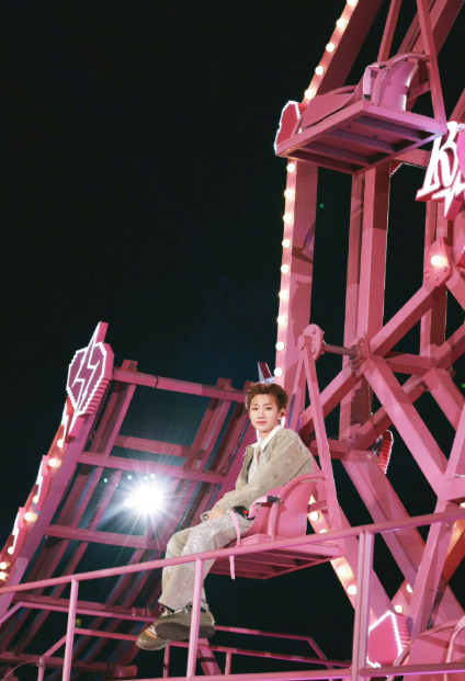 歌声响起时，无人机点亮夜空，从乐园图案到应援歌词，每一幕都戳中人心，这场双向奔赴