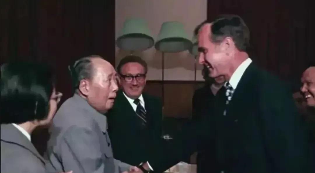 这个握手，
老布什被一把拽到了跟前，
心里却乐开了花，
因受到这般夸奖：
“你人