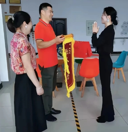 两个人都有家庭，只能做兄妹了，不然还是可以考虑以身相许的[呲牙]


这是多么完