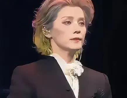 流量时代，
人活一张嘴。

前几天在网上看到鹿晗演唱会的新闻，
有句话引