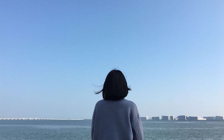 男女之间，一旦没有了身体上的亲昵感，拒绝肢体接触，这就是不爱了信号。
不管以前两