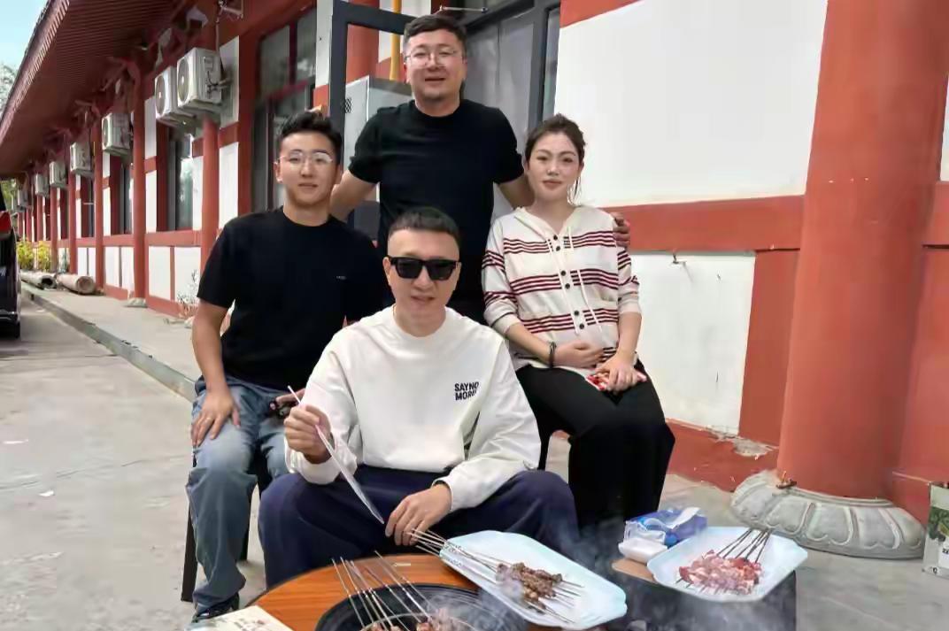 55岁孙红雷宁夏被偶遇！带老婆烤串还亲自上手，没保镖接地气！
最近宁夏的网友太有