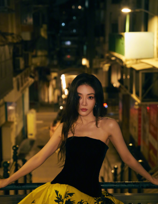 邓家佳的夜色氛围感妆造，超有感觉的！