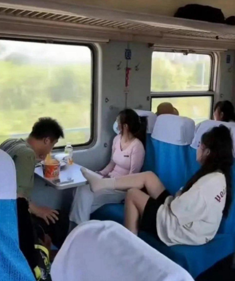 这男的居然还能吃得下这泡面…我也是服了

