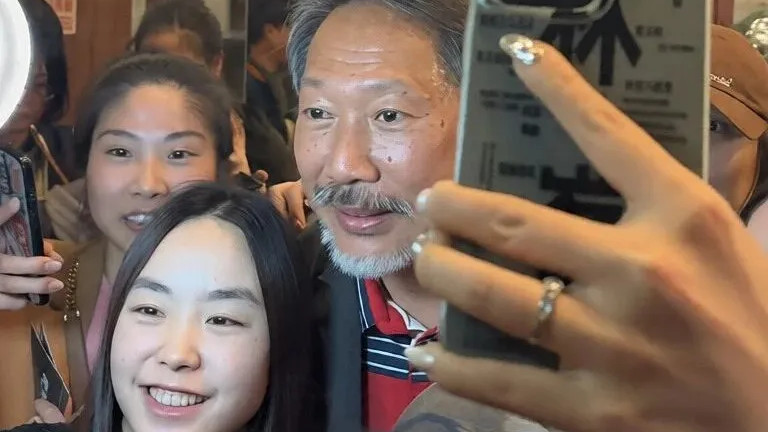 凭《寻秦记》电影爆红！TVB“御用收数佬”受宠若惊，被大批粉丝围堵合照