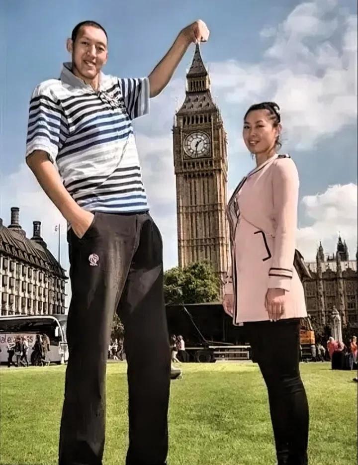 孙明明/徐艳夫妻无疑是中国巨人夫妻中的老大！丈夫职业篮球运动员出身，身高2.36