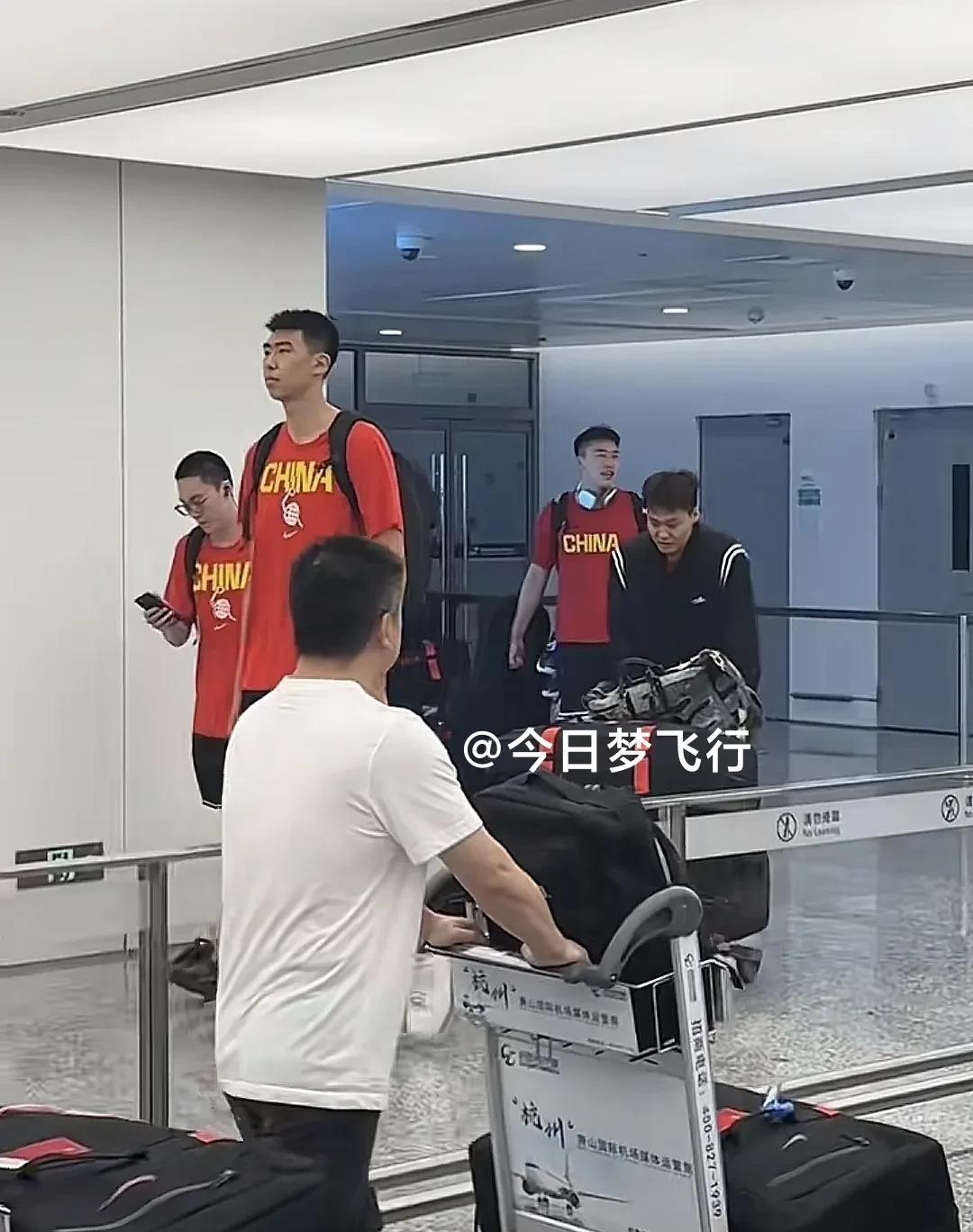 广东队小蛇徐昕犀利，国家队队长赵睿还要跟在后面帮他推行李！
中国男篮是在傍晚18
