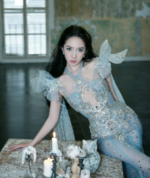 孟美岐冷冷的妆造，超不错的！