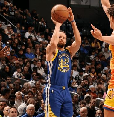 库里26分，勇士险胜黄蜂。NBA常规赛，勇士客场挑战黄蜂，这场比赛，库里是得到2