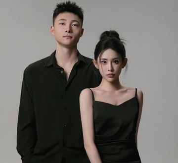 辽宁男篮球员鄢手骐的妻子晒出了二人的恩爱合照，她配文写到：“镜头前的我们。”
以