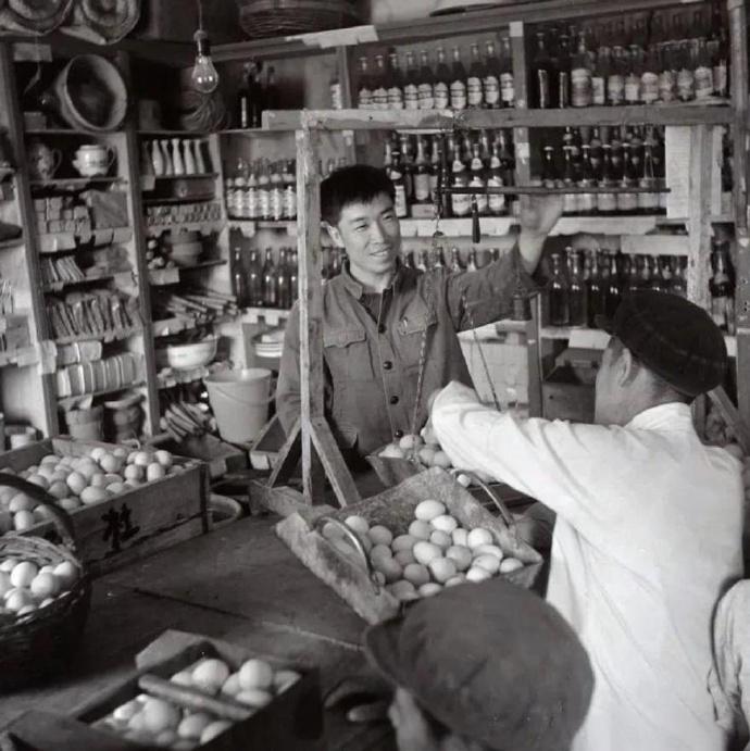 1978年，黄冈林家大湾供销社营业员林从旭获释，回到了家中，却发现空无一人。向邻