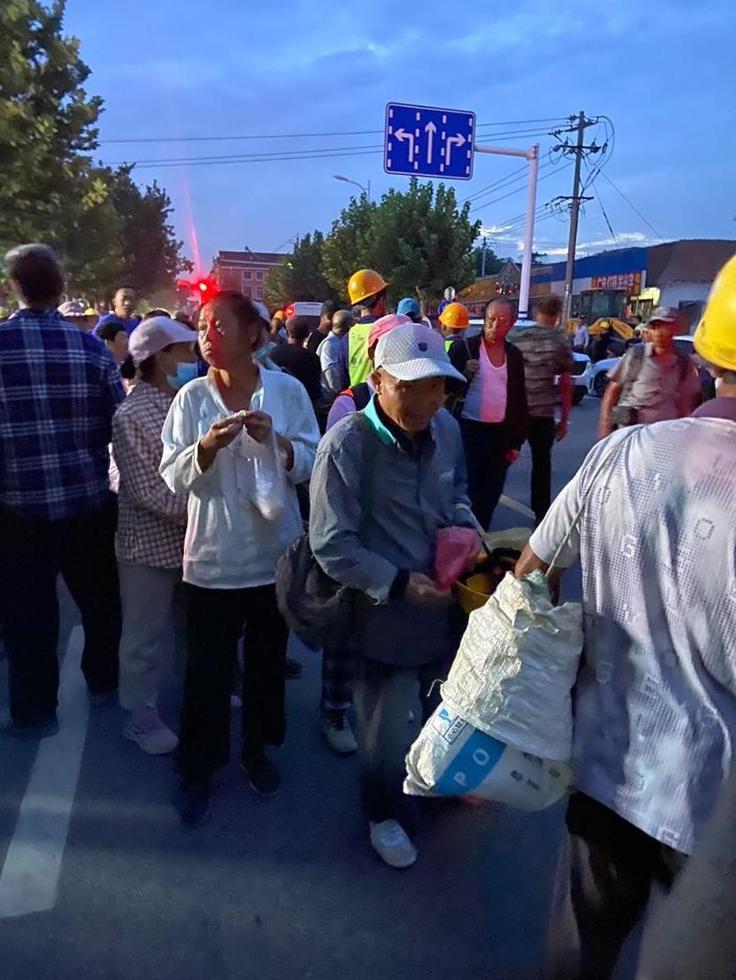 9月7日5点20分天刚蒙蒙亮，我已经到劳务市场了，街上还没多少行人，可劳务市场这