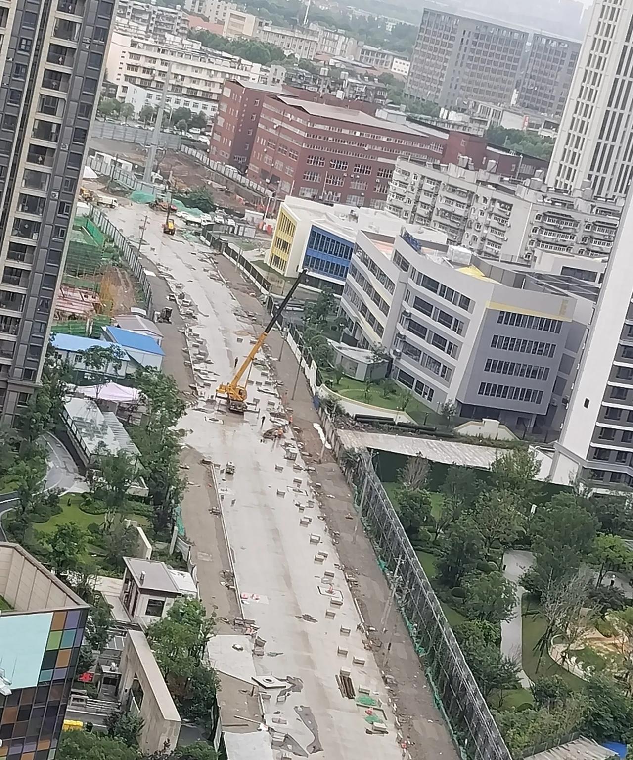 有网友评论武汉城建说，武汉是先修房子，后修路。我完全赞同。
图片左边楼盘是幸福时