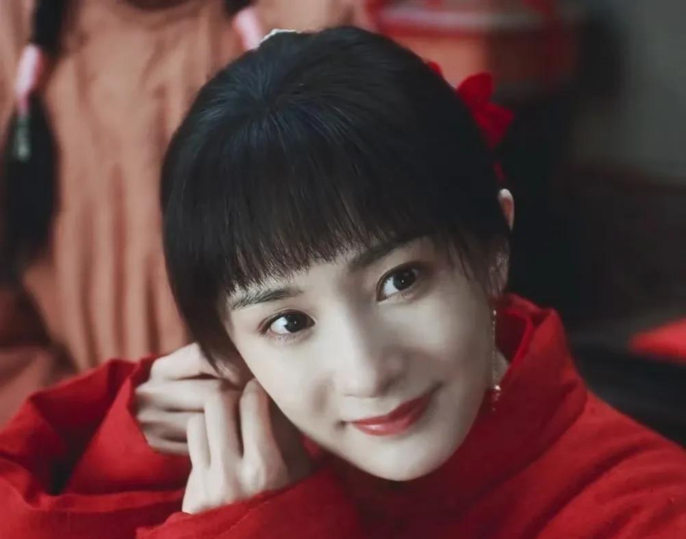 杨幂在《生万物》里演农妇，真挺让人惊喜的！没画精致妆容，就穿普通粗布衣裳，皮肤晒