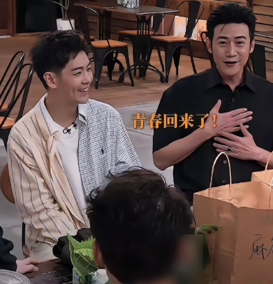 陆毅说自己是听林志颖的歌长大的，林志颖笑着摆手：“你少来。”
​​​​陆毅认真解