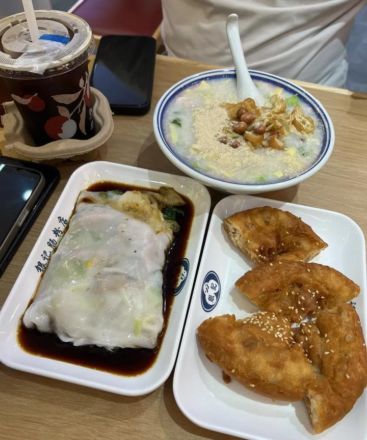 坚持减脂第十五天
没有做早餐
因今天早上公司，要上早课
就跟同事在外面吃个早餐